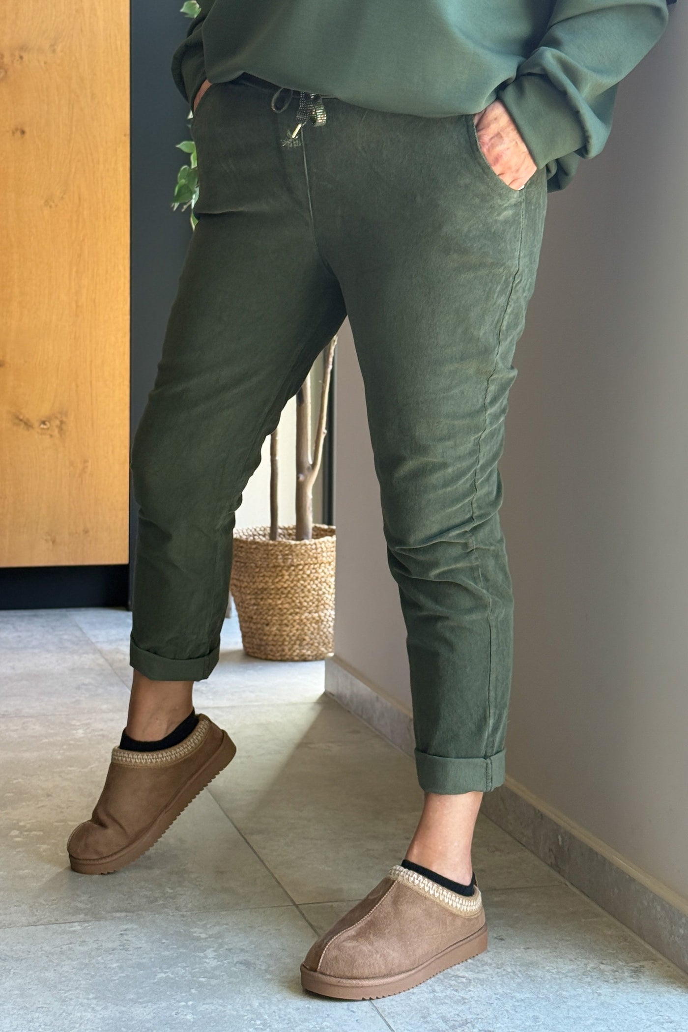 Pantalon Magique Gabrielle En Velours Kaki GT (15353752748357)