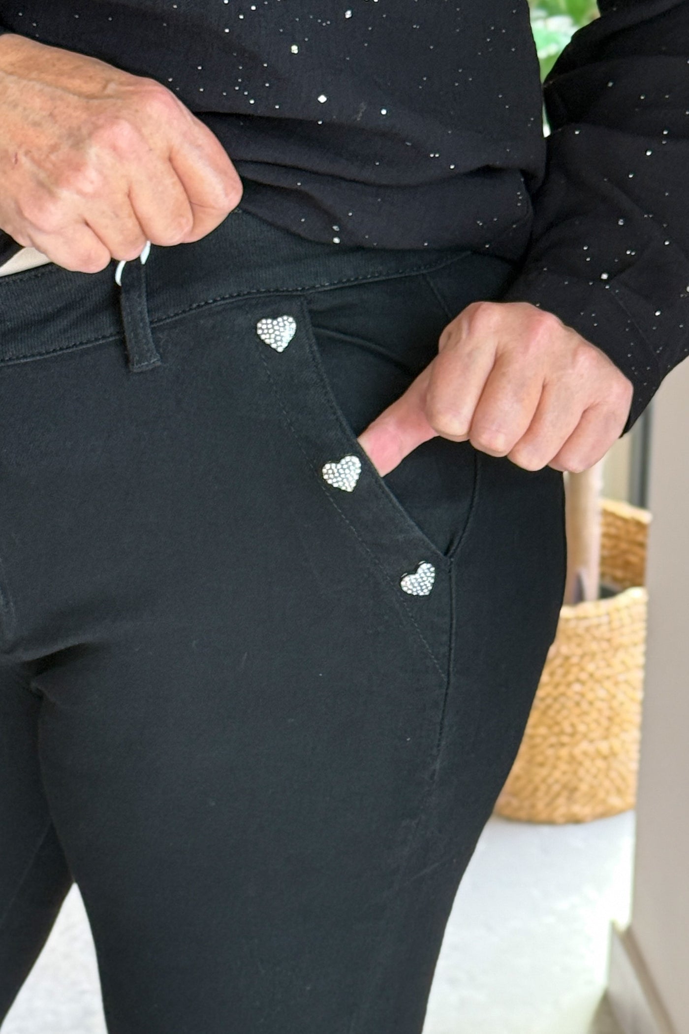 Jeans Noir à Boutons Cœurs